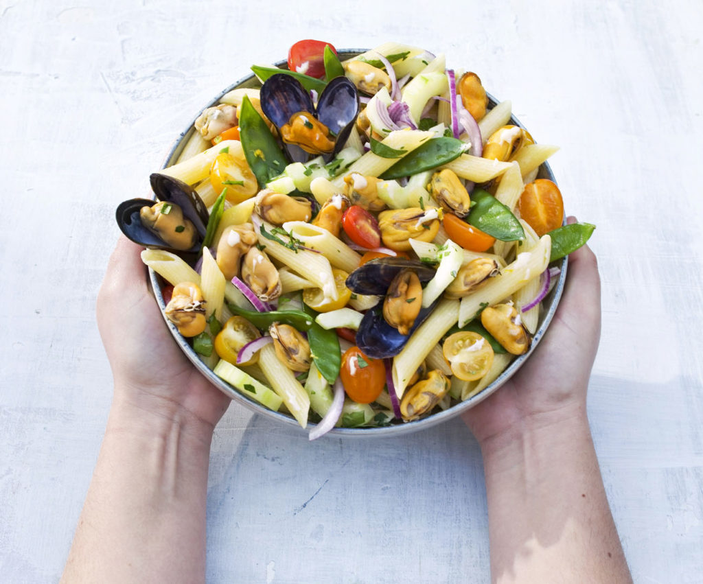 Pastasalade Mosselen met handen LOWRES Mosselen Zo Uit Zeeland